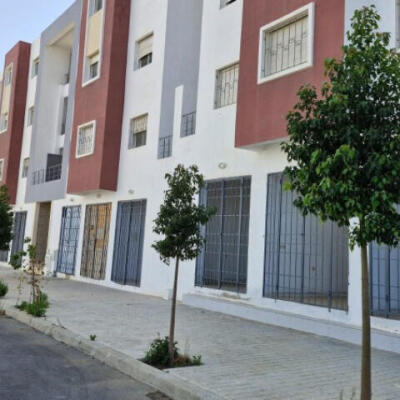 كراء المحلات التجارية الحبسية الكائنة بالمركب السكني والتجاري الحبسي المنزل 1 "المجمع GH 5" قبالة متجر KITEA طريق البحرايين طنجة